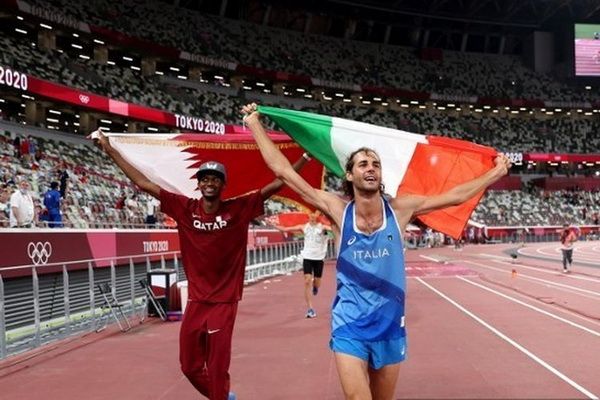 Selebrasi kemenangan bersama antara Mutaz Essa Barshim (Qatar) dan Gianmarco Tamberi (italia) pada final Lompat Tinggi Putra di Olimpiade Tokyo 2020 (Foto:  Christian Petersen via Kompas.com)