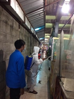 Penyemprotan Disinfektan di area Pasar Lempuyangan (Dokpri)