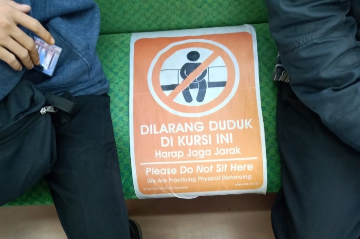 Tanda larangan duduk agar penumpang tidak berdempetan (foto: widikurniawan)