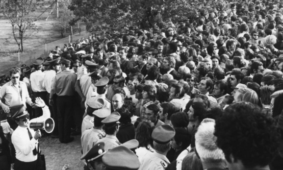 Foto: Kerumunan massa saat terjadi penyanderaan para atlet. (Sumber: HistoryCollection.com)