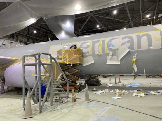 Sebuah pesawat American Airlines yg sedang dicat. Sumber: American Airlines/simpleflying.com