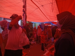Pembagian Masker gratis di Pasar Nagari Durian Tinggi (dokpri)