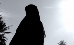 Siluet perempuan (sumber ilustrasi: muslimah.or.id)
