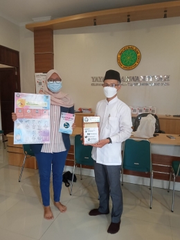 Penyerahan Alat Hand Sanitizer Otomatis kepada Ketua RT 4 RW 1 Kelurahan Kajeksan (Sumber: Penulis)