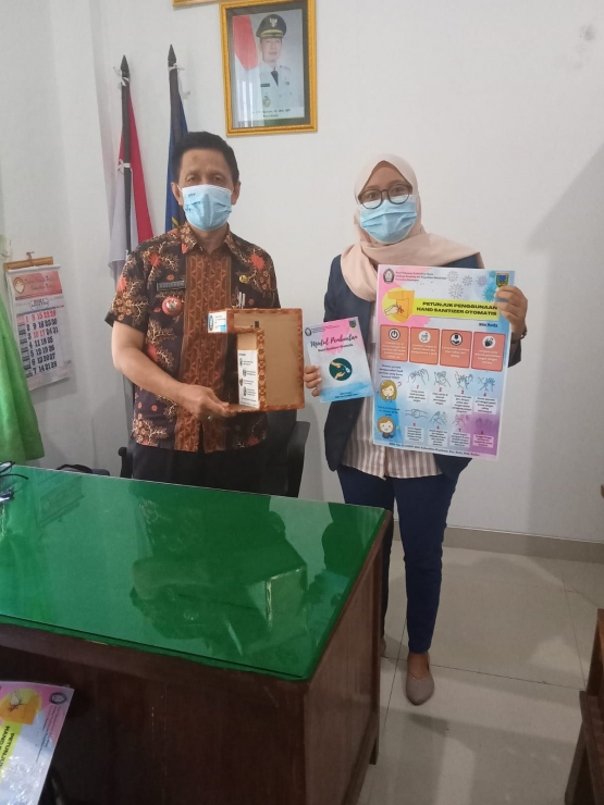 Penyerahan Alat Hand Sanitizer Otomatis kepada Lurah Kajeksan (Sumber: Penulis) 