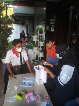 Demonstrasi Alat Hand Sanitizer Otomatis Bersama Karang Taruna Kelurahan Kajeksan (Sumber: Penulis)