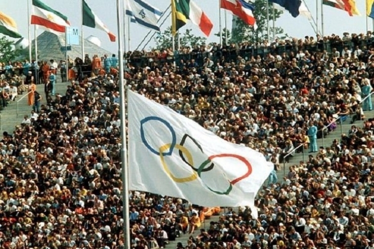 Bendera Olimpiade Munchen 1972 dikibarkan setengah tiang peringati peristiwa terbunuhnya 11 atlet Israel. Sumber: Hulton Archive/Getty Images