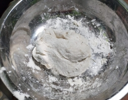 Gambar 5, uleni tepung aci dengan larutan yang mengental tadi sampai bisa dibentuk [Foto; Siti Nazarotin]