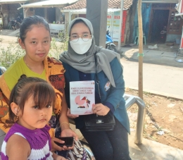 Sosialiasi dan Pemberian Booklet kepada Ibu Rumah Tangga RW 12, Kelurahan Tanjung Mas (Dokpri)