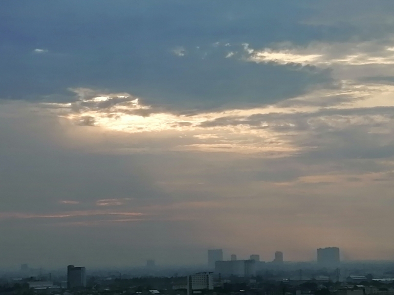 Senja di atas kota Jakarta pada 5/08/2021 | Dokumen pribadi oleh Ino