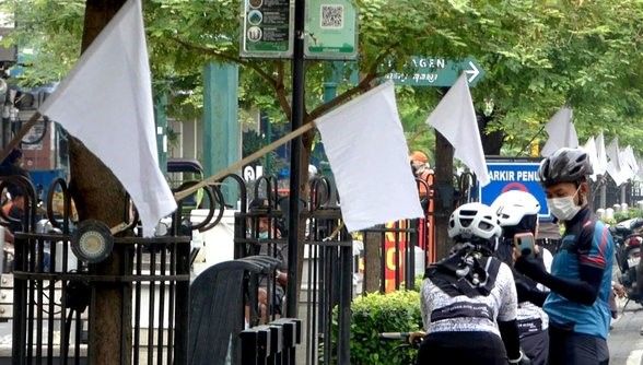 pedagang jalan malioboro kibarkan bendeera putih - merdeka.com