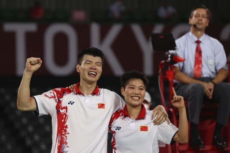 Ganda campuran China, Wang Yilyu dan Huang Dongping rebut emas bulu tangkis Olimpiade Tokyo 2020. (Foto: REUTERS/Leonhard Foeger) 