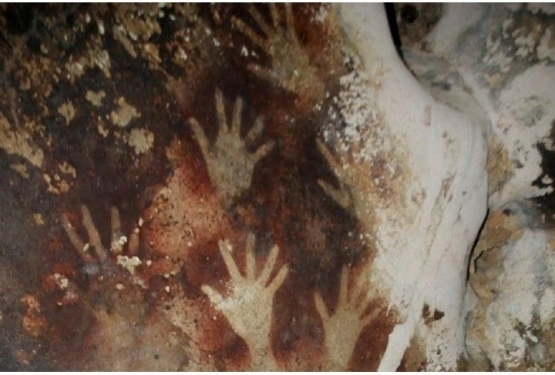 Gambar tangan di dinding gua Kompleks Prasejarah Leang-leang Kabupaten Maros, Sulsel | Sumber gambar: Historia