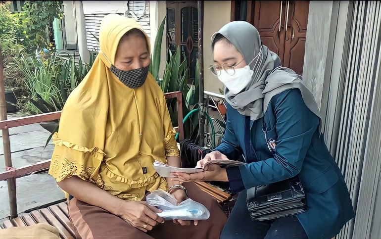 Sosialisasi Secara Door to Door kepada Ibu Rumah Tangga RW 12, Keluarahan Tanjung Mas (Dokpri)