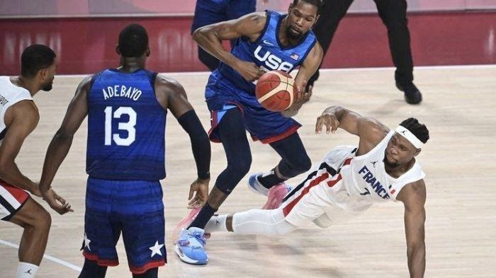 Kevin Durant dan Adebayo (AS) sedang meladeni permainan Prancis di fase grup Olimpiade Tokyo 2020 (sumber ilustrasi: tribunnews.com)