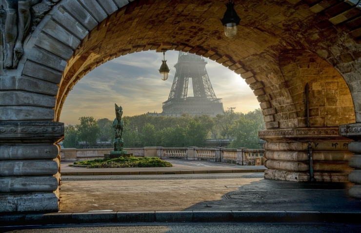 Ilustrasi suasana taman di bawah menara Eiffel (Foto: jpnanterre Via Pixabay)