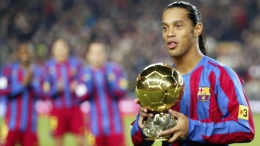 Ronaldinho dengan Trofi Ballon d'Or 2005 (Sumber: fourfourtwo.com)