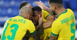 Pemain Brazil merayakan gol penentu kemenangan yang dicetak Malcom (Gambar: newsbinding.com)