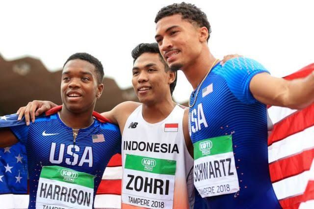 Zohri berpose bersama dua atlet Amerika, Schwartz dan Harrison setelah meraih kemenangan di Kejuaraan Atletik Junior 2018 (sumber ilustrasi: bbc.com)