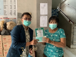 Pembagian Leaflet 5M dan masker medis Untuk UMKM di sekitar Kelurahan Telukan