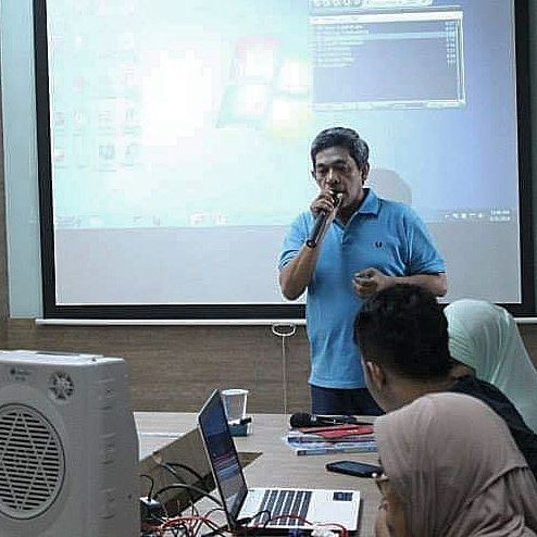 Jadi narasumber di acara pelatihan menulis di masa pensiun (foto dok Nur Terbit)