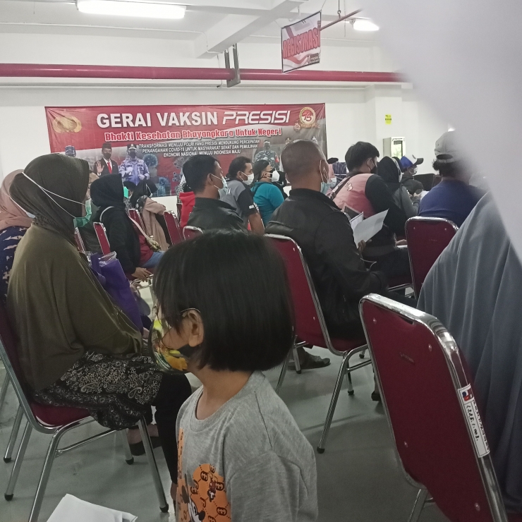 Suasana menunggu vaksinasi bareng ILUNI Smanda dan Polresta Kota Bogor (dokumen pribadi)