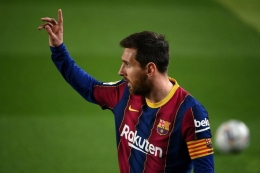 Lionel Messi dalam pertandingan Barcelona vs Elche di Camp Nou, dalam lanjutan La Liga musim 2020/2021. (sumber: AFP PHOTO/LLUIS GENE via kompas.com)