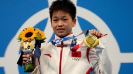 Medali emas persembahan Quan Hongchan untuk kesembuhan ibunda | foto: Sport studio ZDF TV/ tangkapan layar oleh HennieTriana—