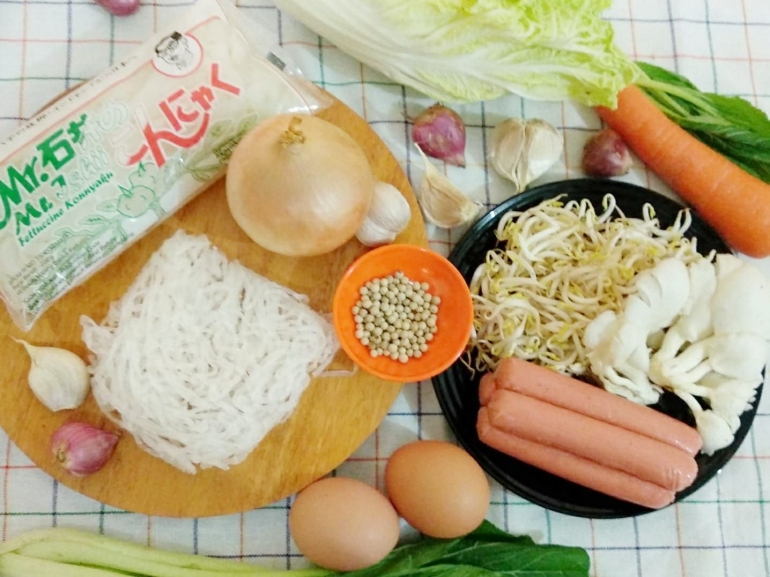 Ilustrasi mie shirataki siap dimasak bersama sayuran dan bahan lainnya |Foto Seliara