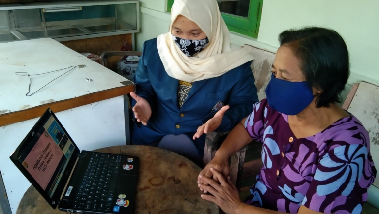 Mahasiswa melakukan sosialisasi Pengelolaan Keuangan Rumah Tangga Di Masa Pandemi kepada ibu rumah tangga RT 02 RW 04 Kelurahan Bojongsalaman