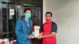 Penyerahan hand sanitizer otomatis kepada ketua RW 15 Kelurahan Sendangmulyo