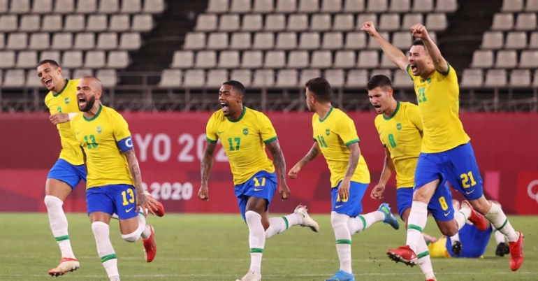 Pemain-pemain Brazil merayakan kemenangan atas Meksiko. Brazil menghadapi Spanyol di final sepak bola Olimpiade 2020 (Atsushi Thomura/Getty Images