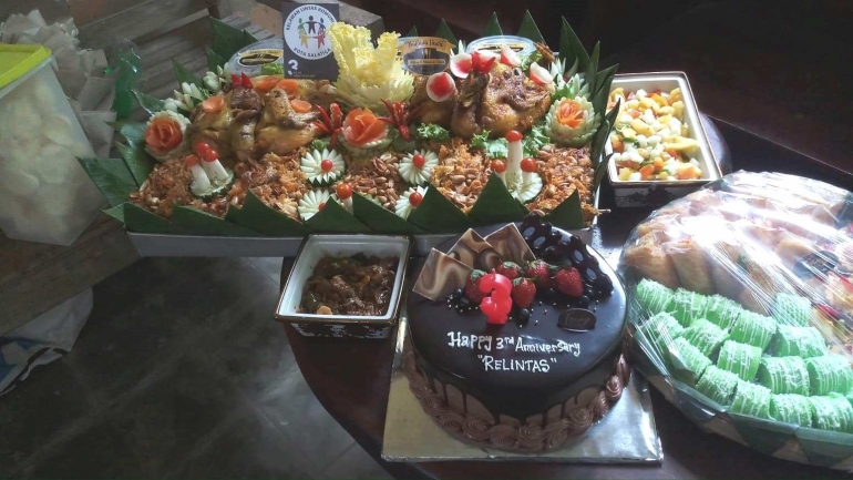 Tumpeng nasi biryani, tart & camilan donasi masyarakat (Foto: Bamset)