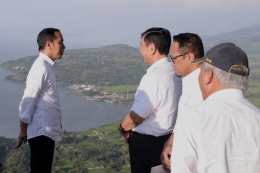 Jokowi berbincang bersama Menko Kemaritiman Luhut Binsar Panjaitan di tepi Danau Toba, 29/7/2019 (kompas.com/ Ihsanuddin).