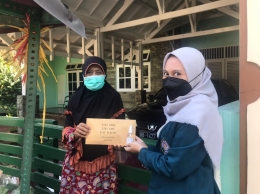 Pembagian paket masker di wilayah RW 04 Kelurahan Sampangan, Kecamatan Gajahmungkur, Kota Semarang/Dokpri