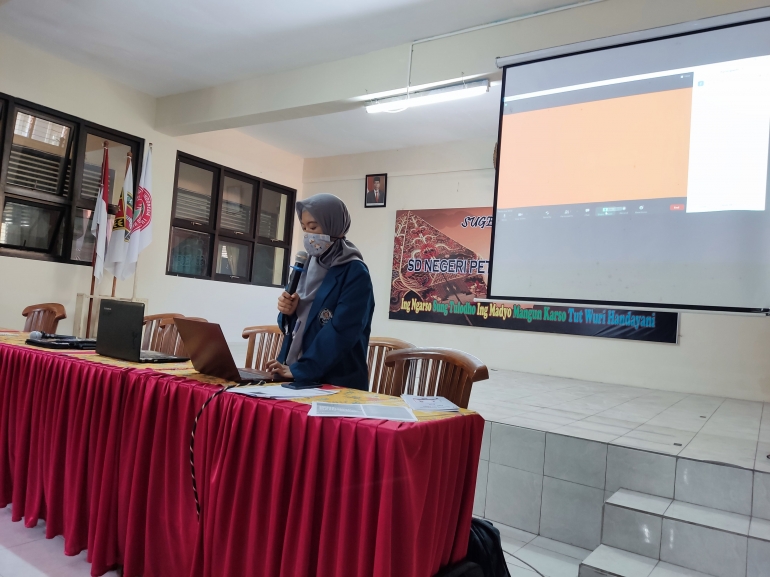 Menjelaskan tentang membuat meeting di zoom