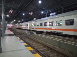 Kereta Api Tawangalun di Stasiun Bangil. (Sumber: Dokumentasi Pribadi)