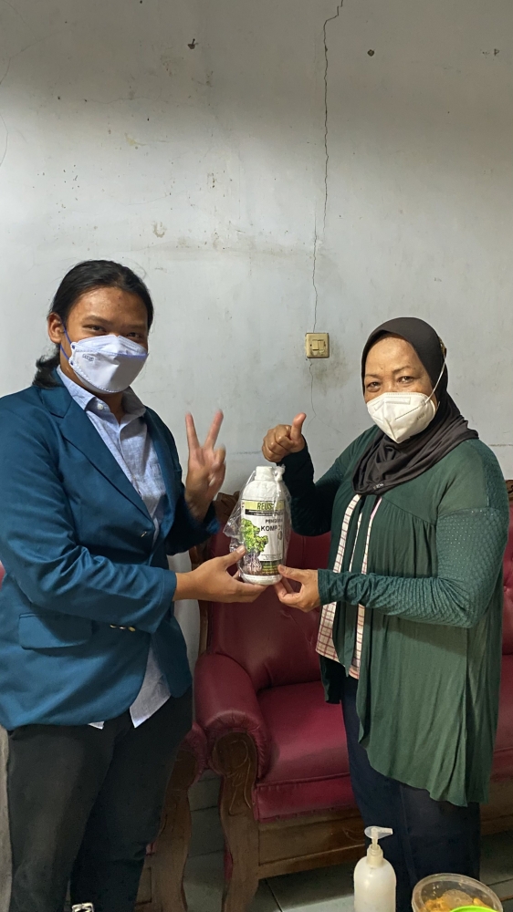 Mahasiswa Undip sosialisasikan pembuatan pupuk organik dengan bioaktivator mangrove. (sumber: Dok. Pribadi) 