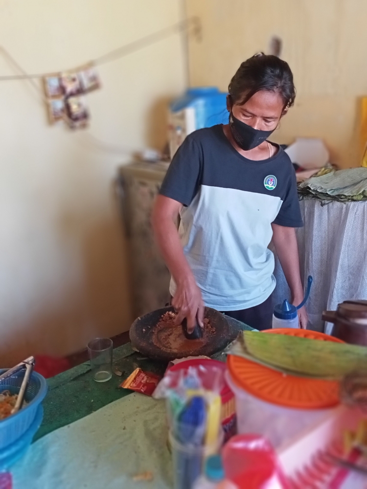Foto Bu Santi, penjual gorengan yang sedang mengulek bumbu pecel (dokumen pribadi)