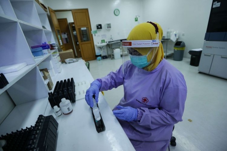 Ilustrasi petugas PMI melakukan uji kadar antibodi pada sampel darah calon pendonor plasma konvalesen | Kompas.com/Kristianto Purnomo