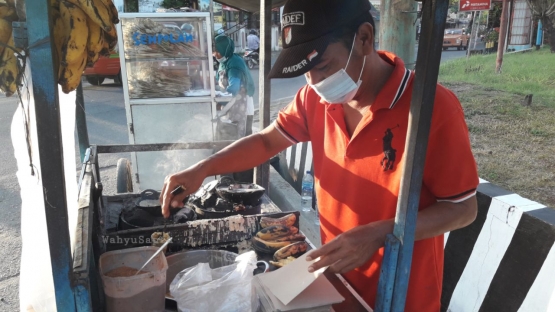 Pak Sugeng, penjual leker yang ada di Kota Pati. | Foto: Wahyu Sapta.