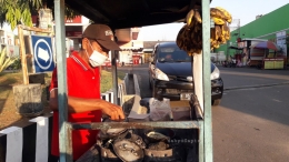 Dua wajan untuk membuat leker dan beberapa pisang untuk isian menggantung di atas gerobag. | Foto: Wahyu Sapta.
