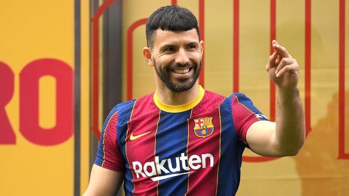 Sergio Aguero saat diperkenalkan oleh Barcelona (Foto: Getty Images/David Ramos)