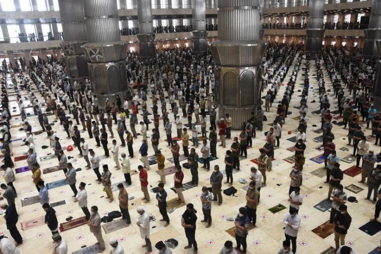 Suasana shalat berjamaah di Masjid Istiqlal Jakarta (sumber: kompas.com)