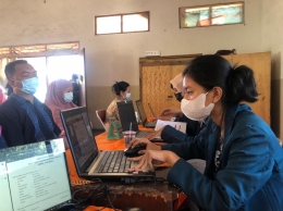 Mahasiswa KKN Tim II Undip membantu kegiatan Vaksinasi di Balai Kelurahan Banyumanik (Dok. Pribadi)