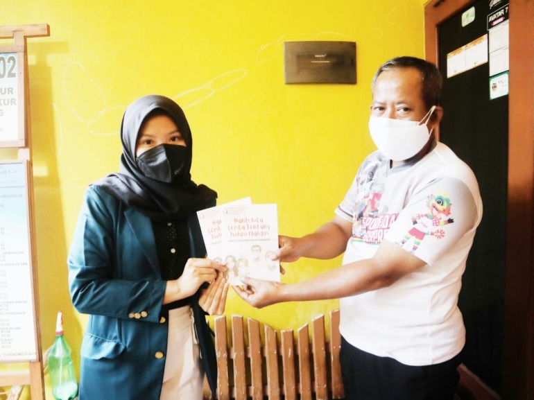 Penyerahan Modul kepada Ketua RW 02