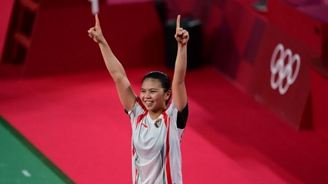 Ekspresi Greysia Polii usai memenangi partai final ganda putri bulutangkis Olimpiade Tokyo bersama Apriyani Rahayu. [Pedro PARDO / AFP] 