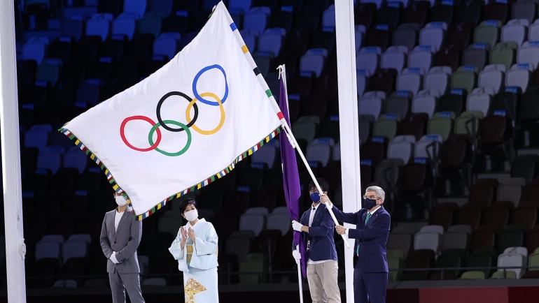 Serah terima Bendera Olimpiade saat upacara penutupan Olimpiade Tokyo 2020 (Sumber: olympics.com)