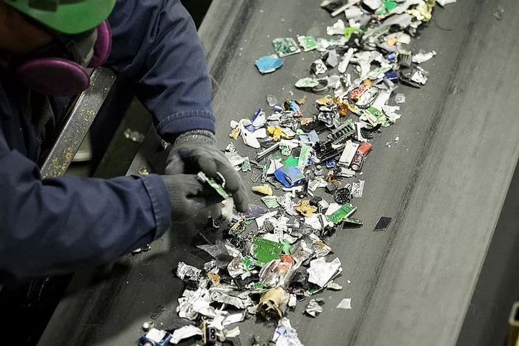 Ilustrasi daur ulang limbah elektronik.(sumber: TheVerge via kompas.com)