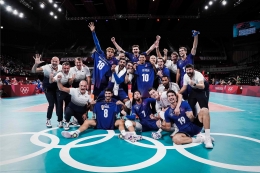 Kegembiraan timnas voli indoor putra Prancis usai meraih medali emas Olimpiade Tokyo 2020| Sumber: en.volleyballworld.com
